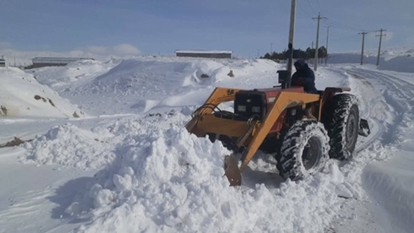 مسیرگشایی شهرک های صنعتی آذربایجان شرقی در پی بارش های سنگین برف